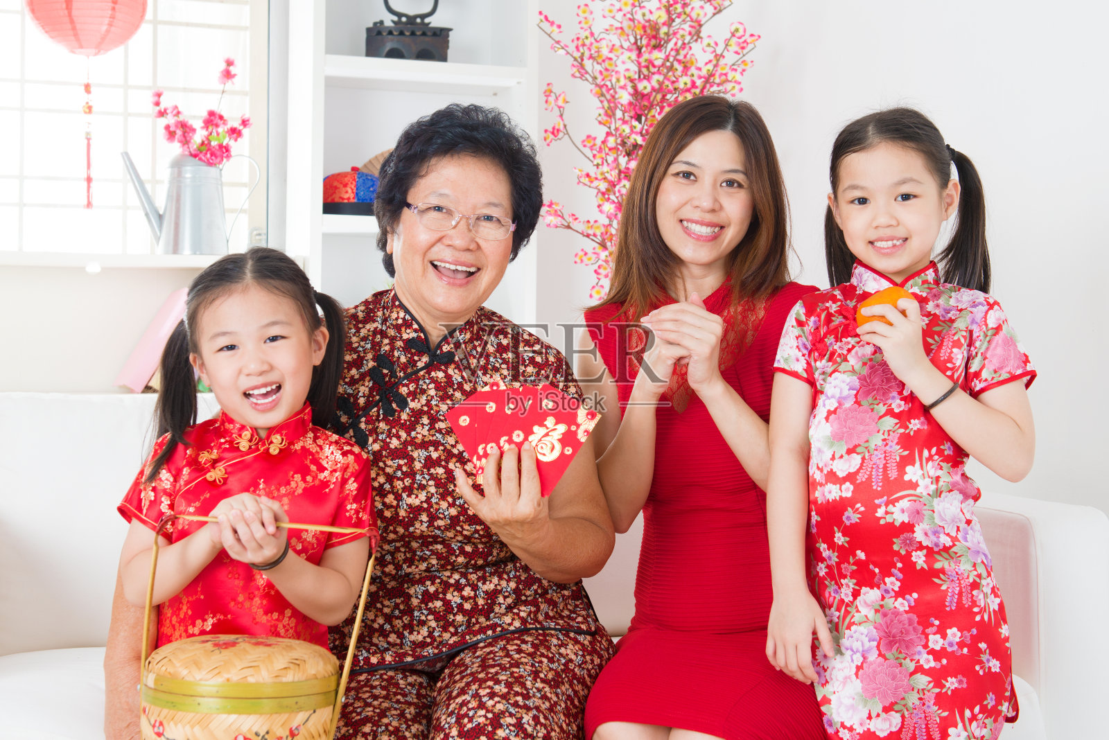 多代同堂的亚洲家庭庆祝春节照片摄影图片