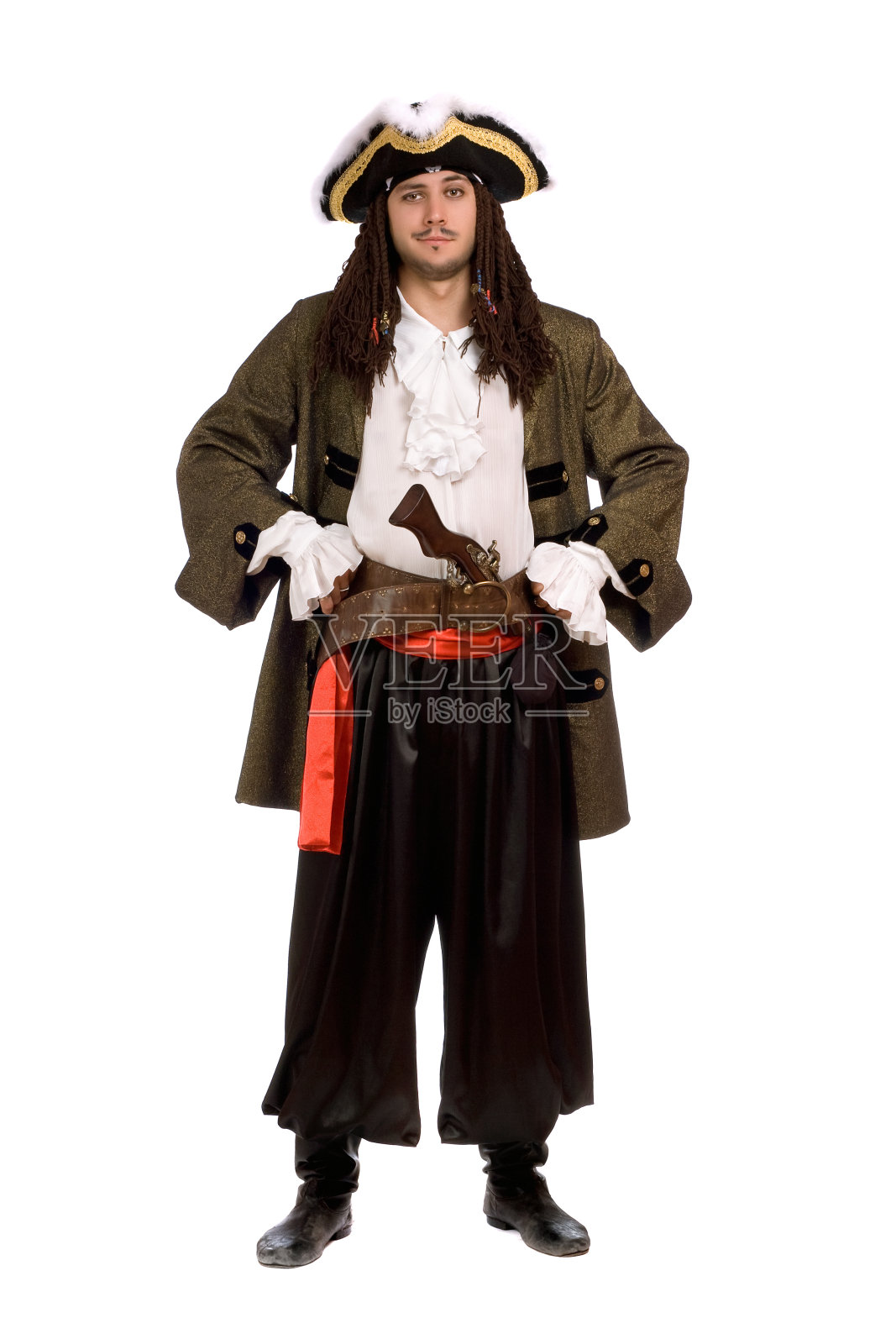 一个穿着海盗装拿着手枪的人。孤立的照片摄影图片