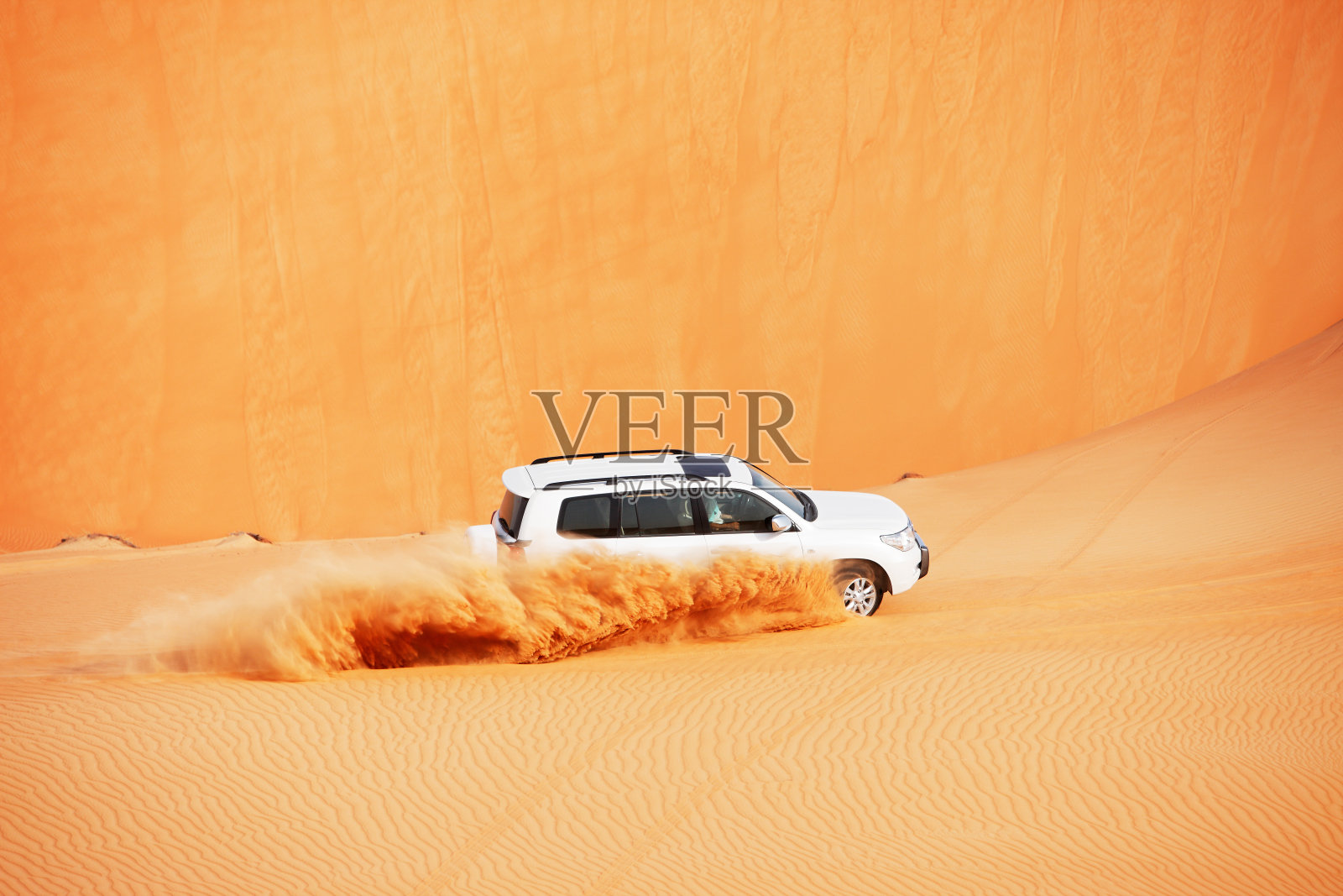 4x4沙丘打击是一个流行的运动，阿拉伯沙漠照片摄影图片