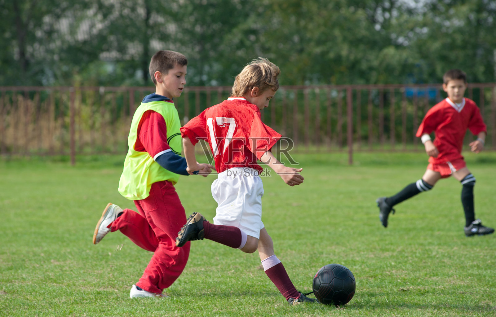 男孩在踢足球照片摄影图片_ID:169135512-Veer图库