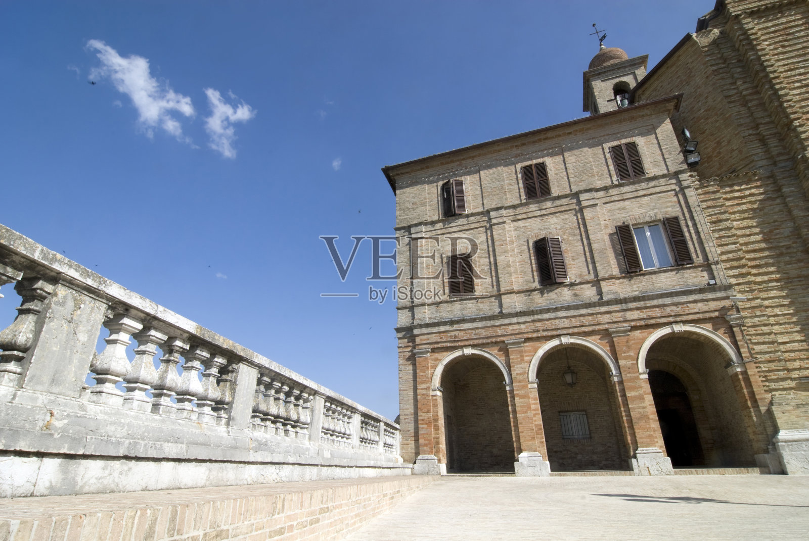 Treia(马切拉塔，马奇，意大利)-古老的宫殿和护墙照片摄影图片