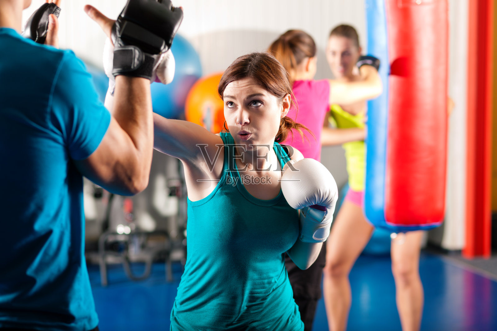 女踢拳击手与教练员在拳击照片摄影图片