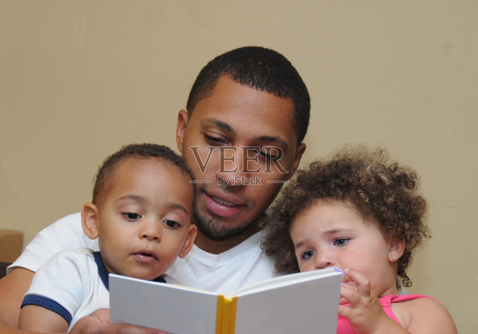 两代家庭阅读，父亲，儿子，侄女照片摄影图片
