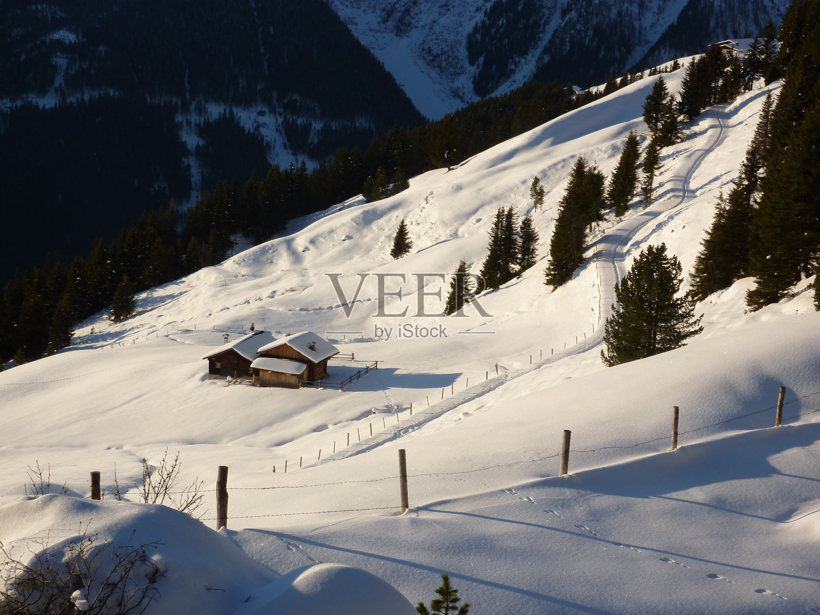 雪地里的木屋照片摄影图片