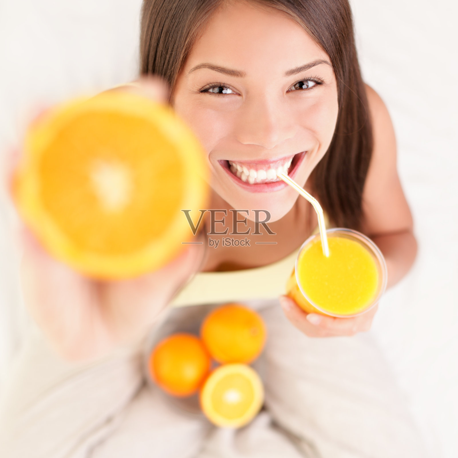 喝橙汁的女人照片摄影图片