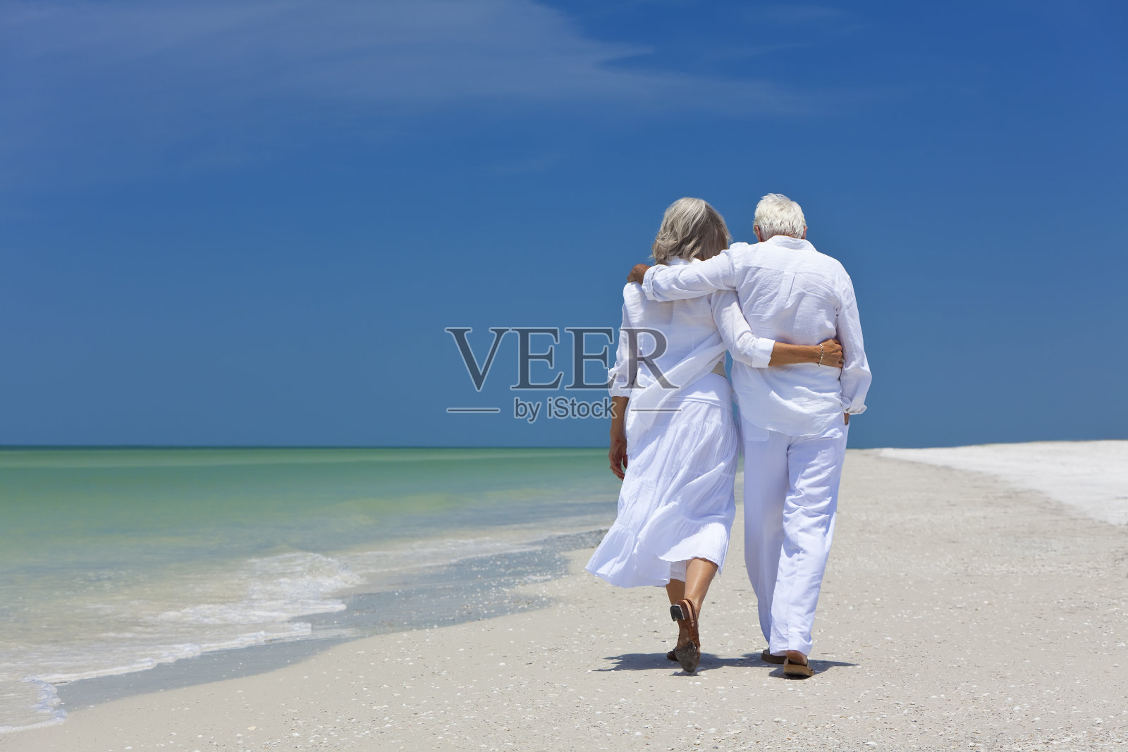 老夫妇在海滩上散步的后视图照片摄影图片