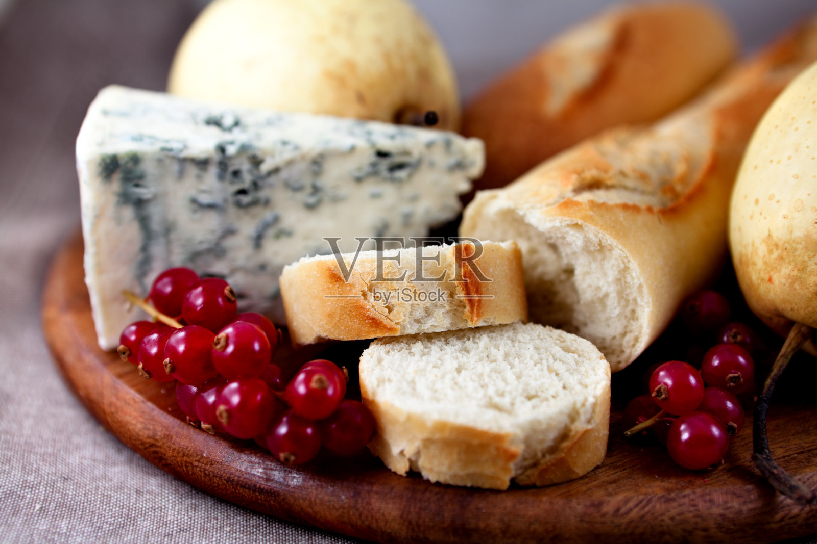 法式长棍面包配蓝奶酪和水果照片摄影图片