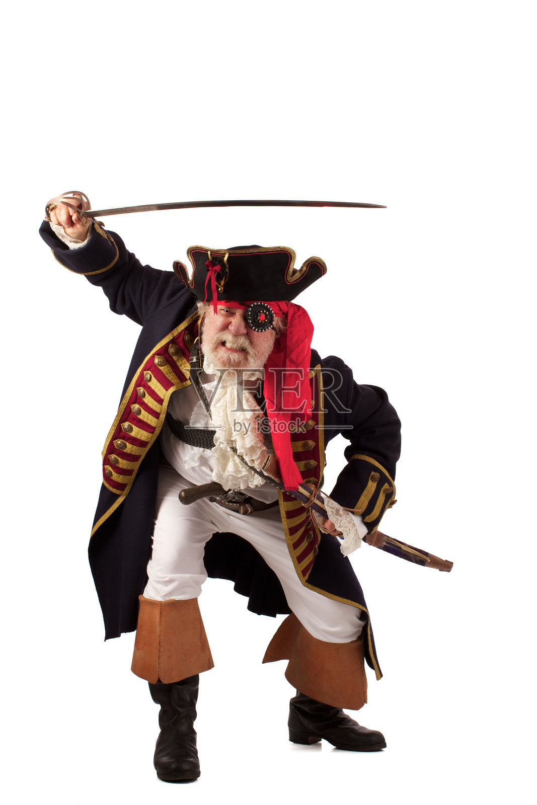 传统的蓄着灰白胡子的海盗船长举着剑向前冲去照片摄影图片