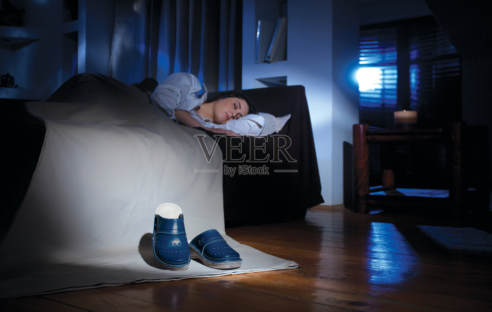 一个年轻女人在卧室里睡觉照片摄影图片