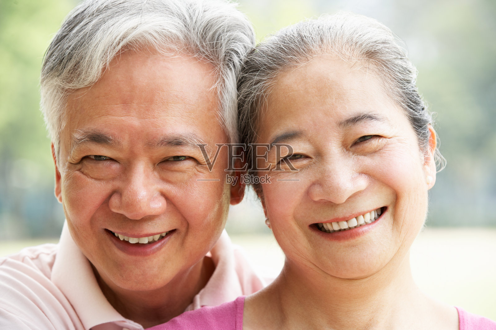 一对中国老年夫妇的头和肩膀肖像照片摄影图片