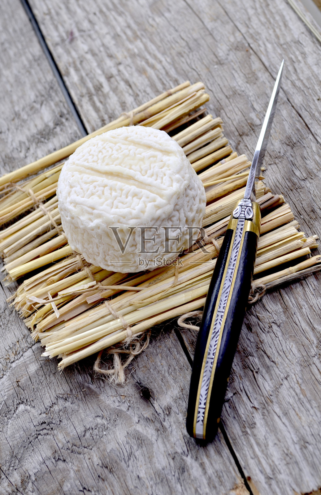 法国山羊奶酪和小刀照片摄影图片