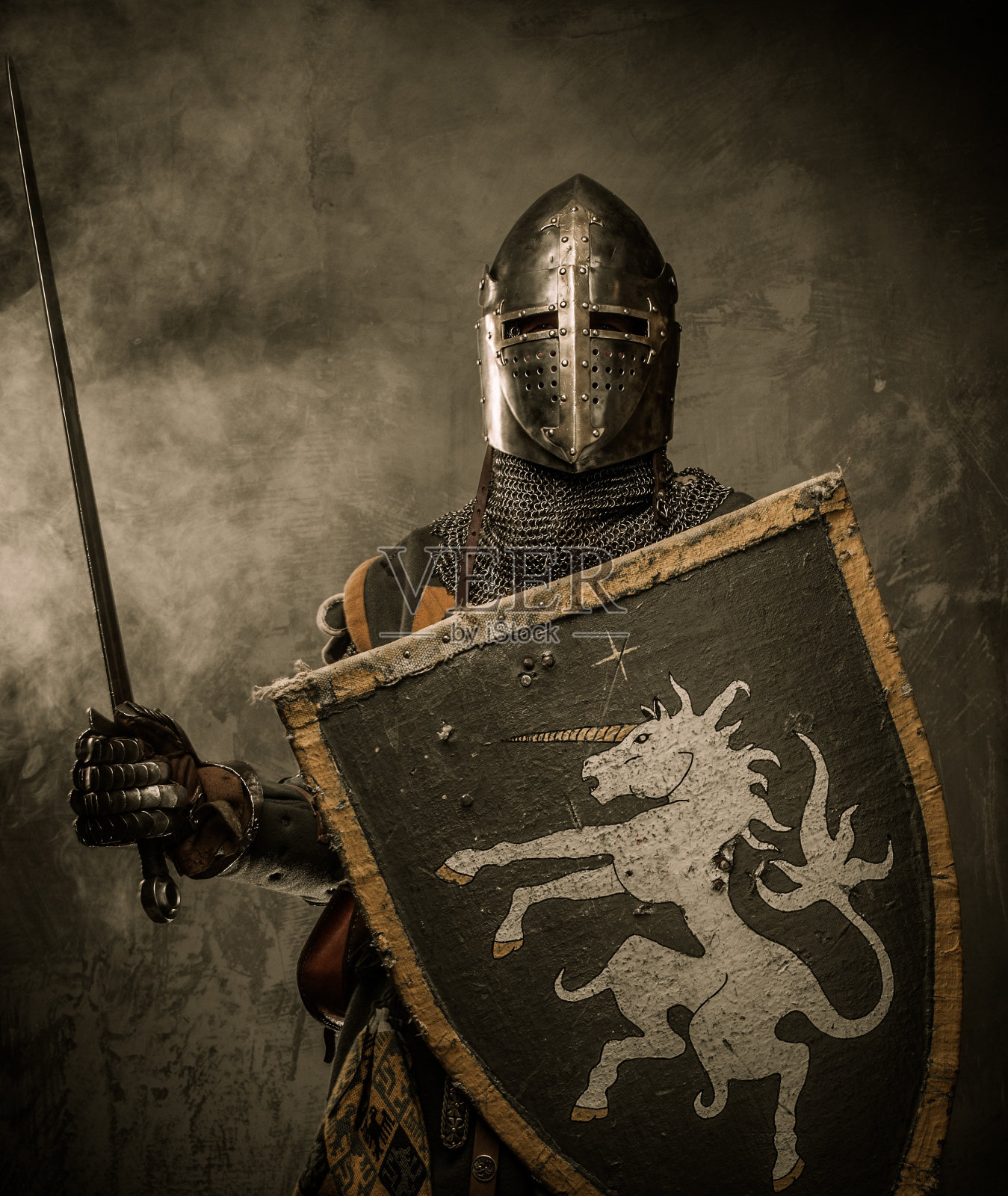 全副武装准备战斗的中世纪骑士照片摄影图片