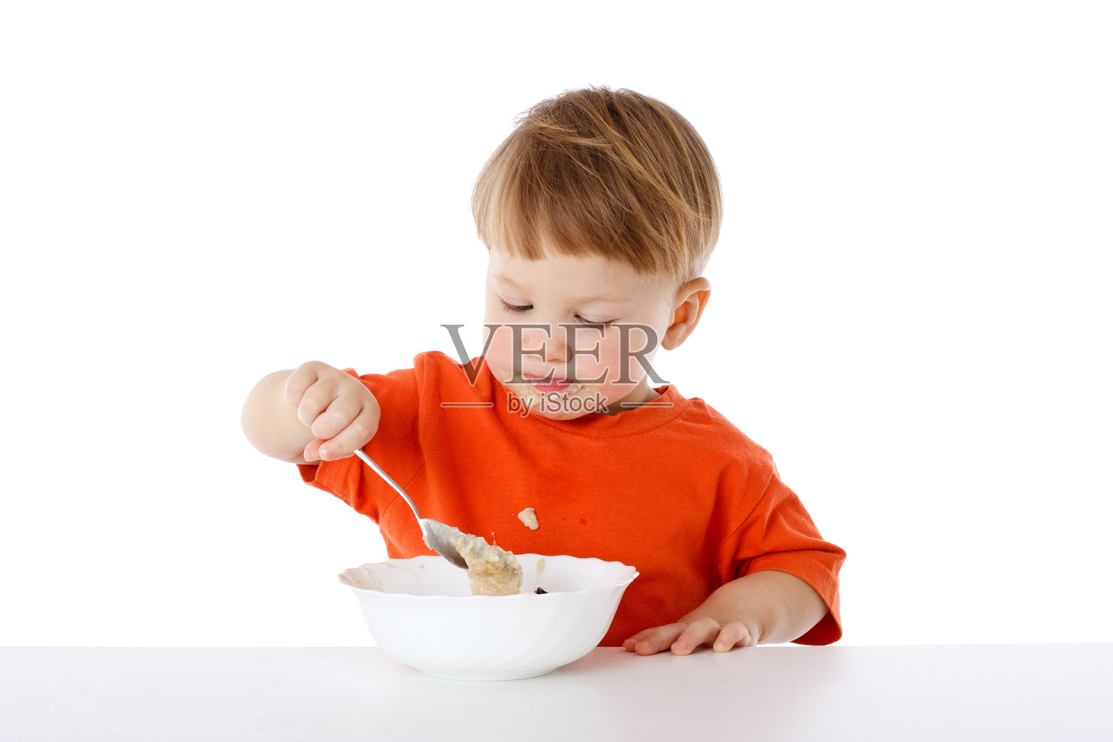 小男孩在吃燕麦片照片摄影图片