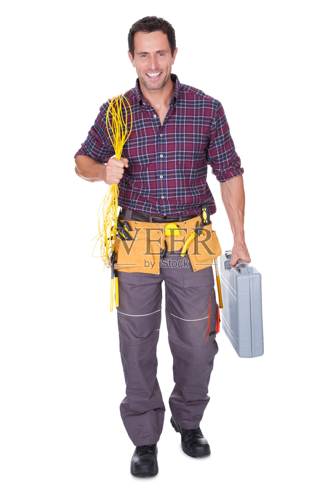 男电工穿着法兰绒衬衫拿着电缆和工具箱照片摄影图片