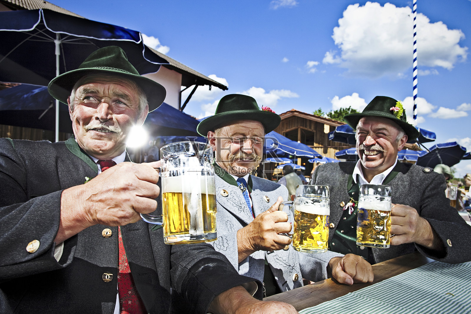 啤酒园里的巴伐利亚人照片摄影图片