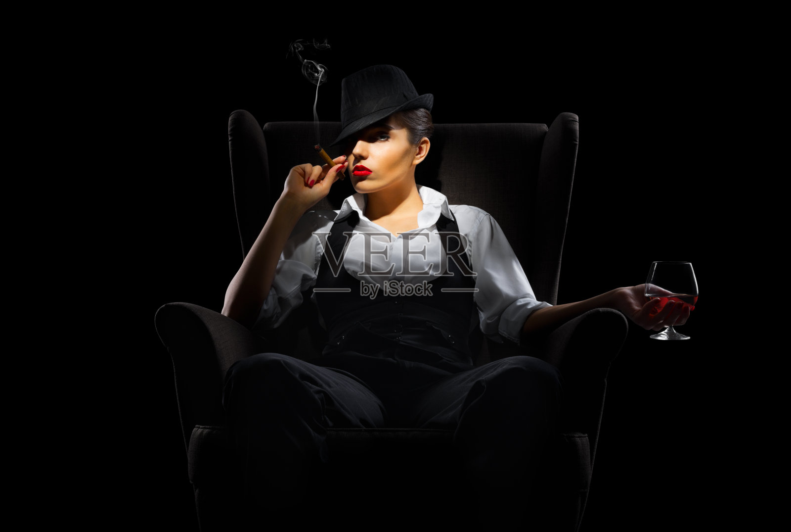 拿着雪茄和白兰地酒杯的黑手党妇女照片摄影图片