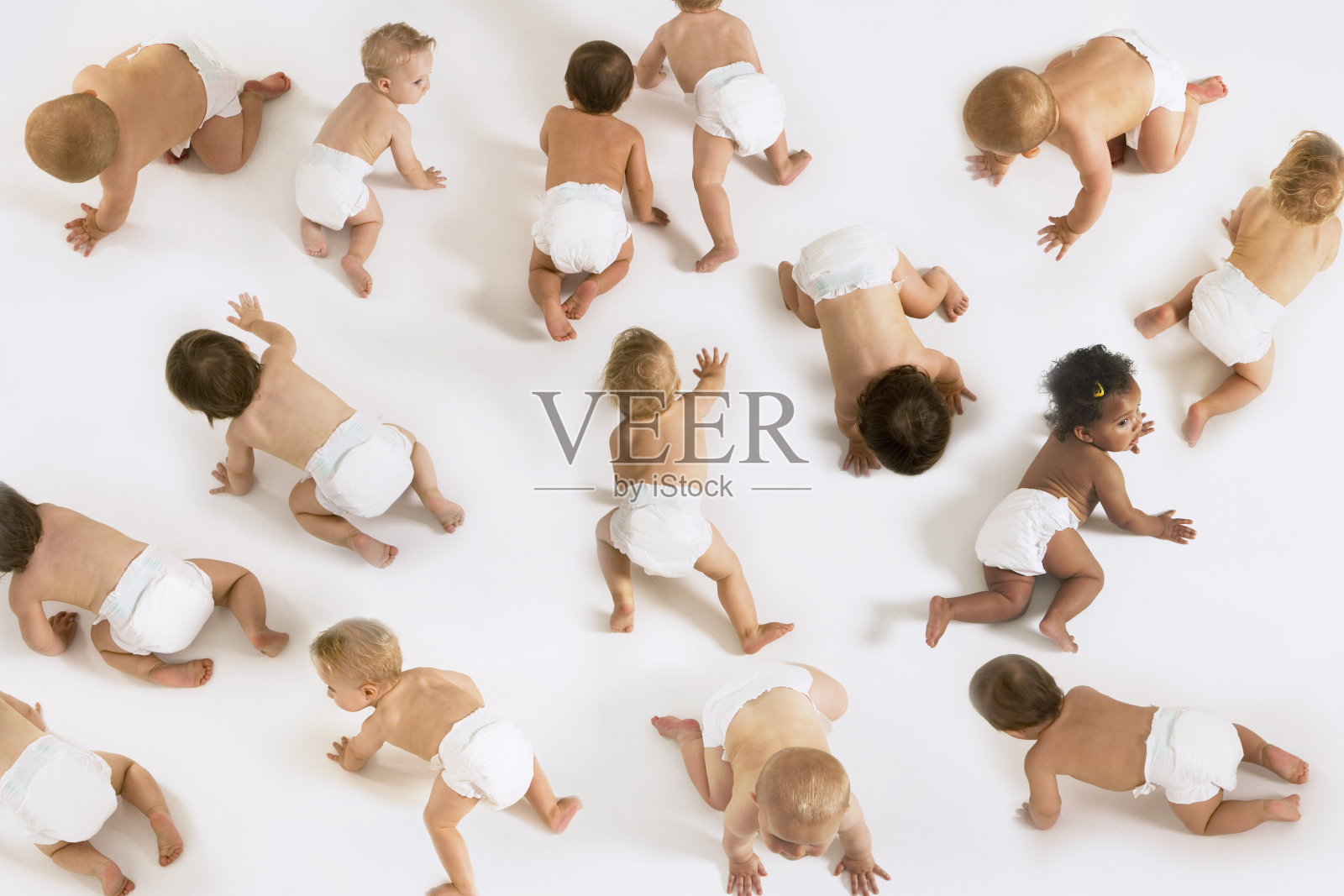 婴儿在尿布里到处爬的多样性照片摄影图片