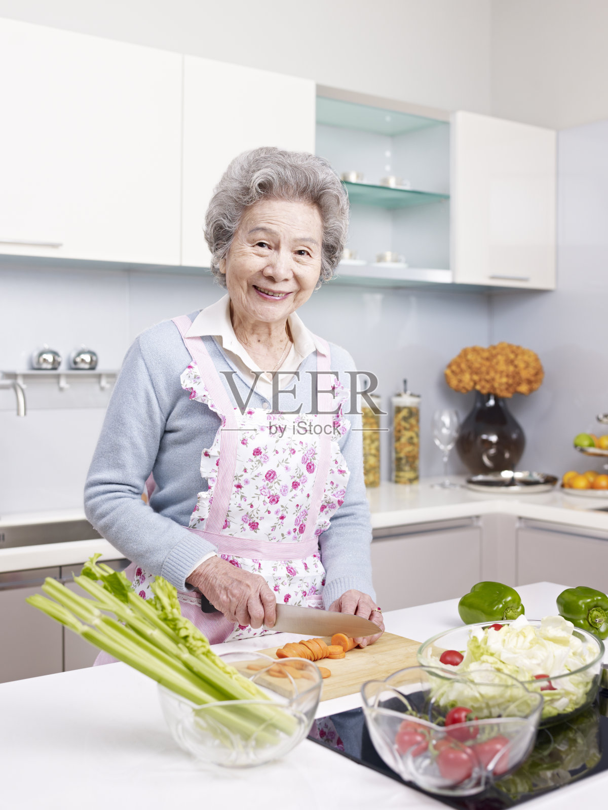 年长妇女在厨房做饭照片摄影图片
