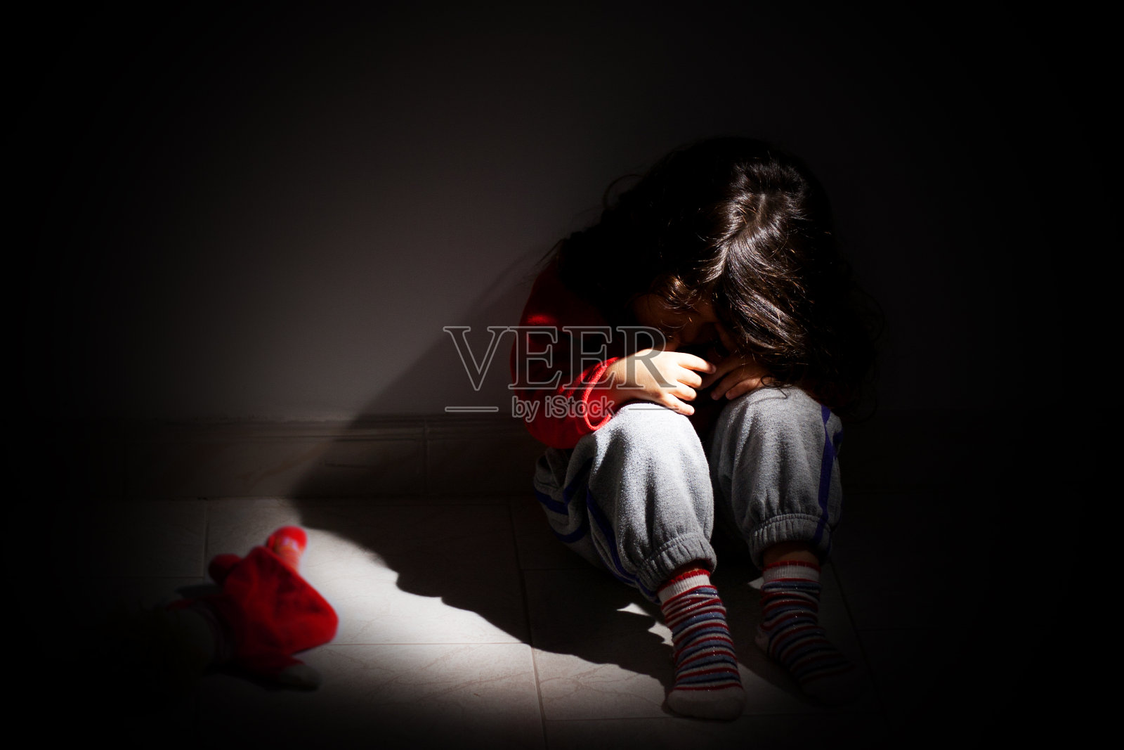 儿童问题-虐待儿童照片摄影图片