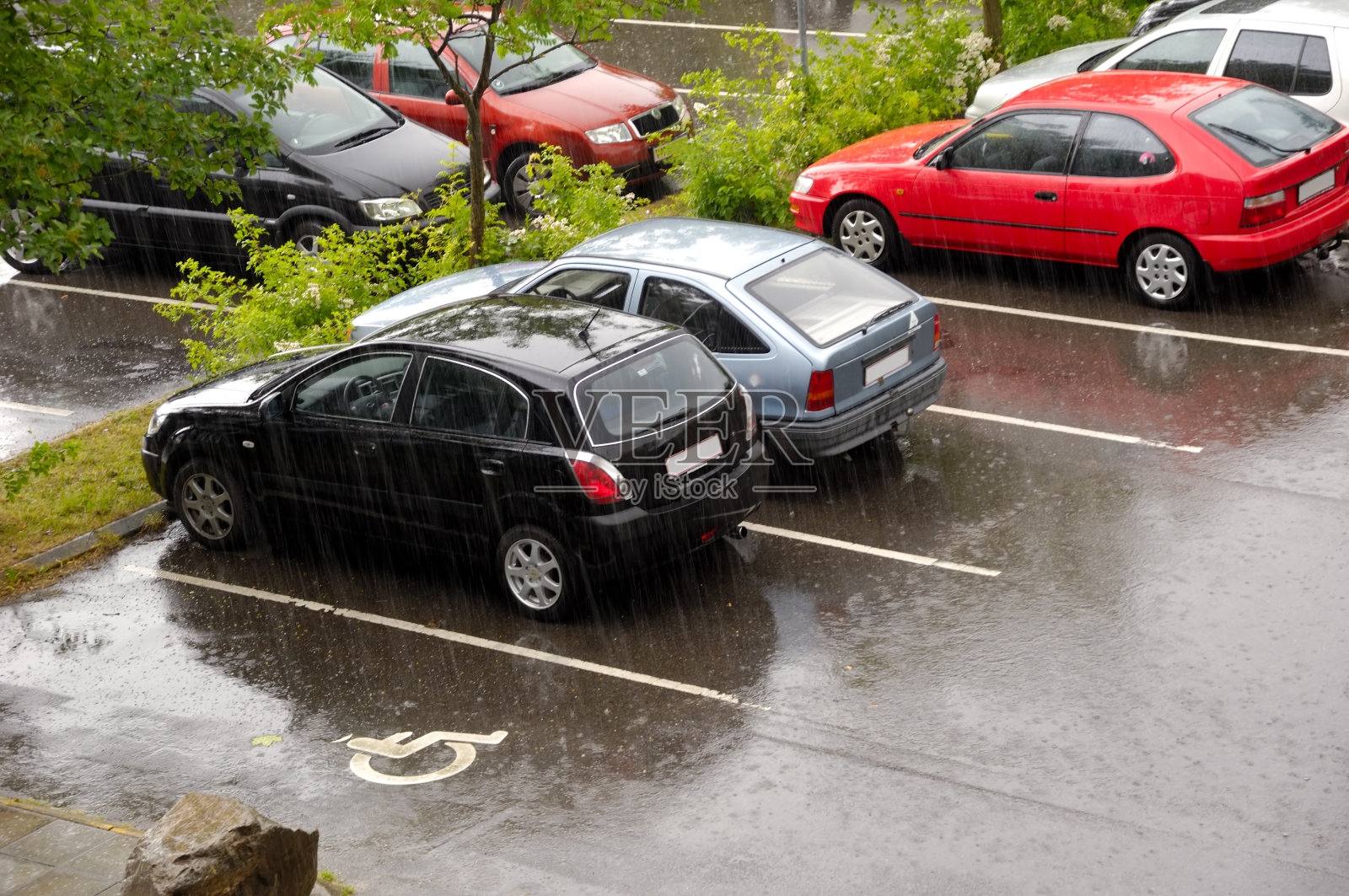 雨天的汽车照片摄影图片