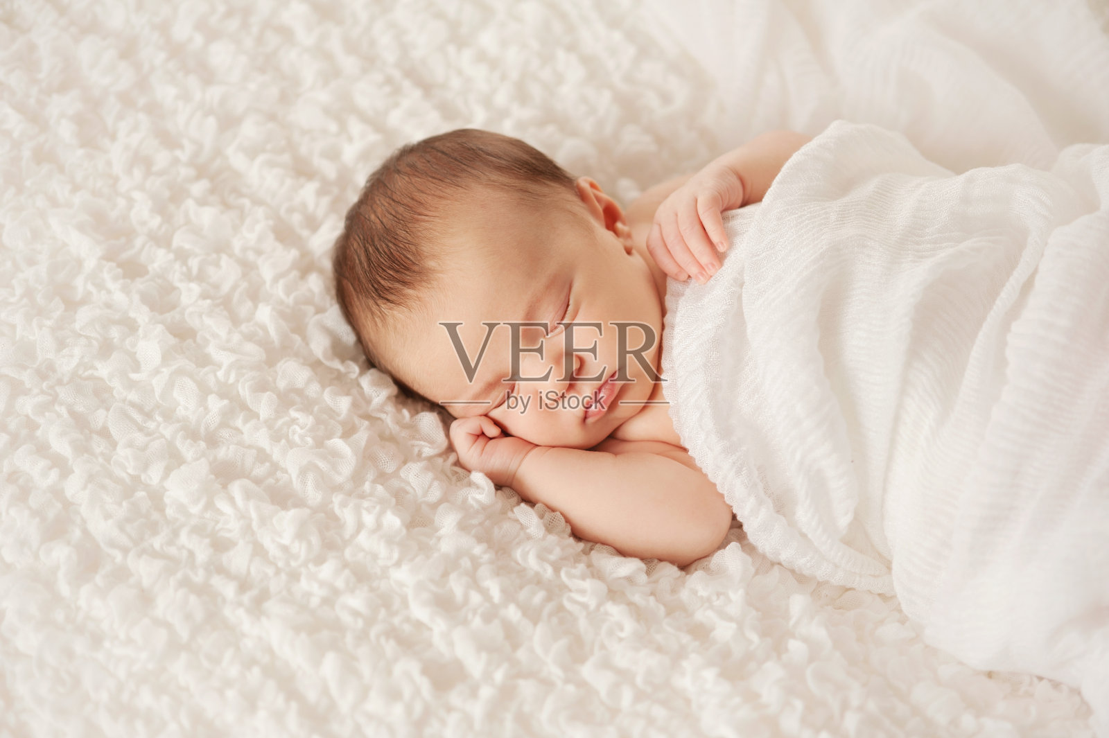 一个熟睡的新生儿的肖像照片摄影图片