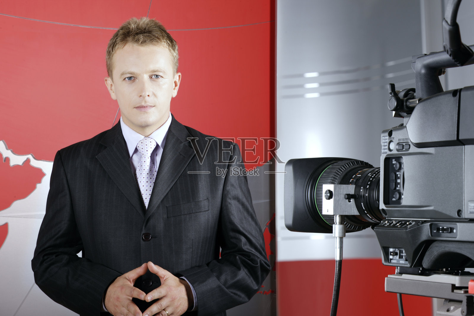 真正的罗马尼亚电视主持人在摄像机前照片摄影图片