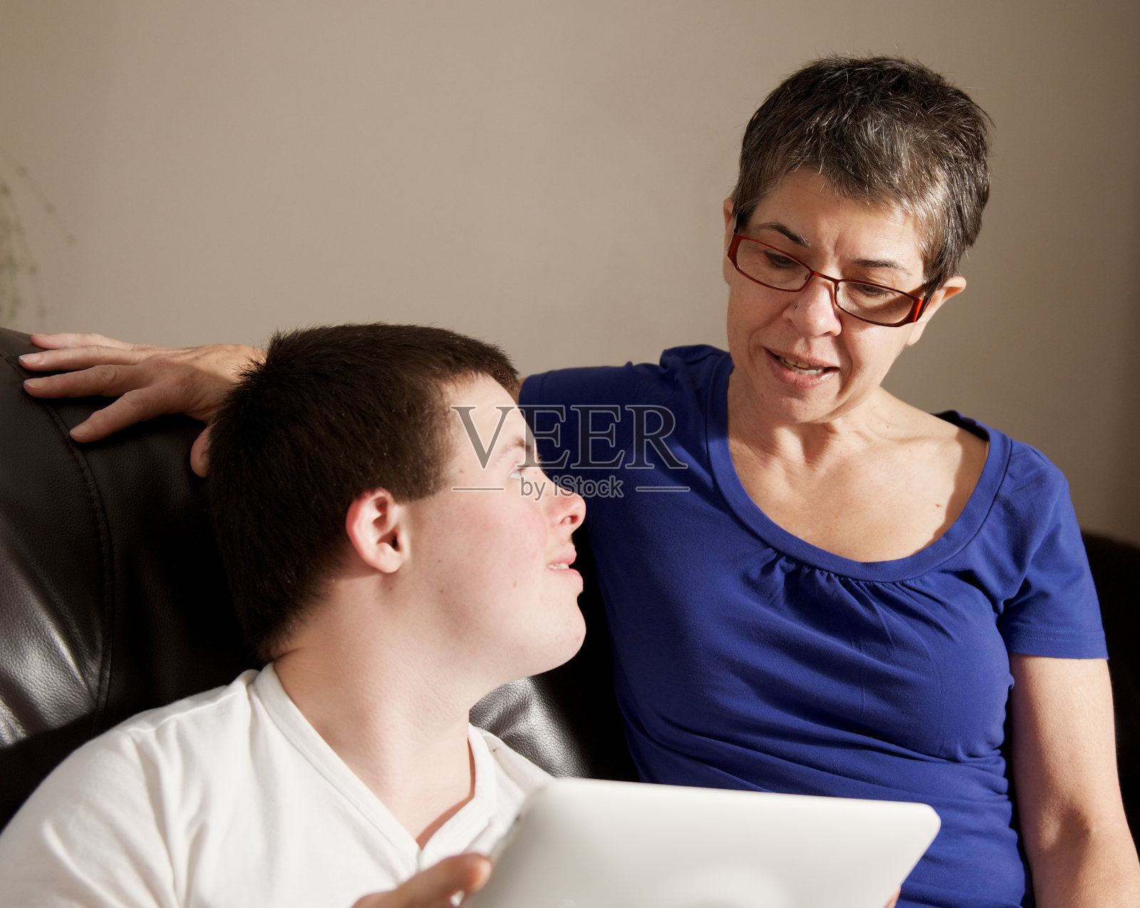 母亲和她16岁的残疾儿子照片摄影图片