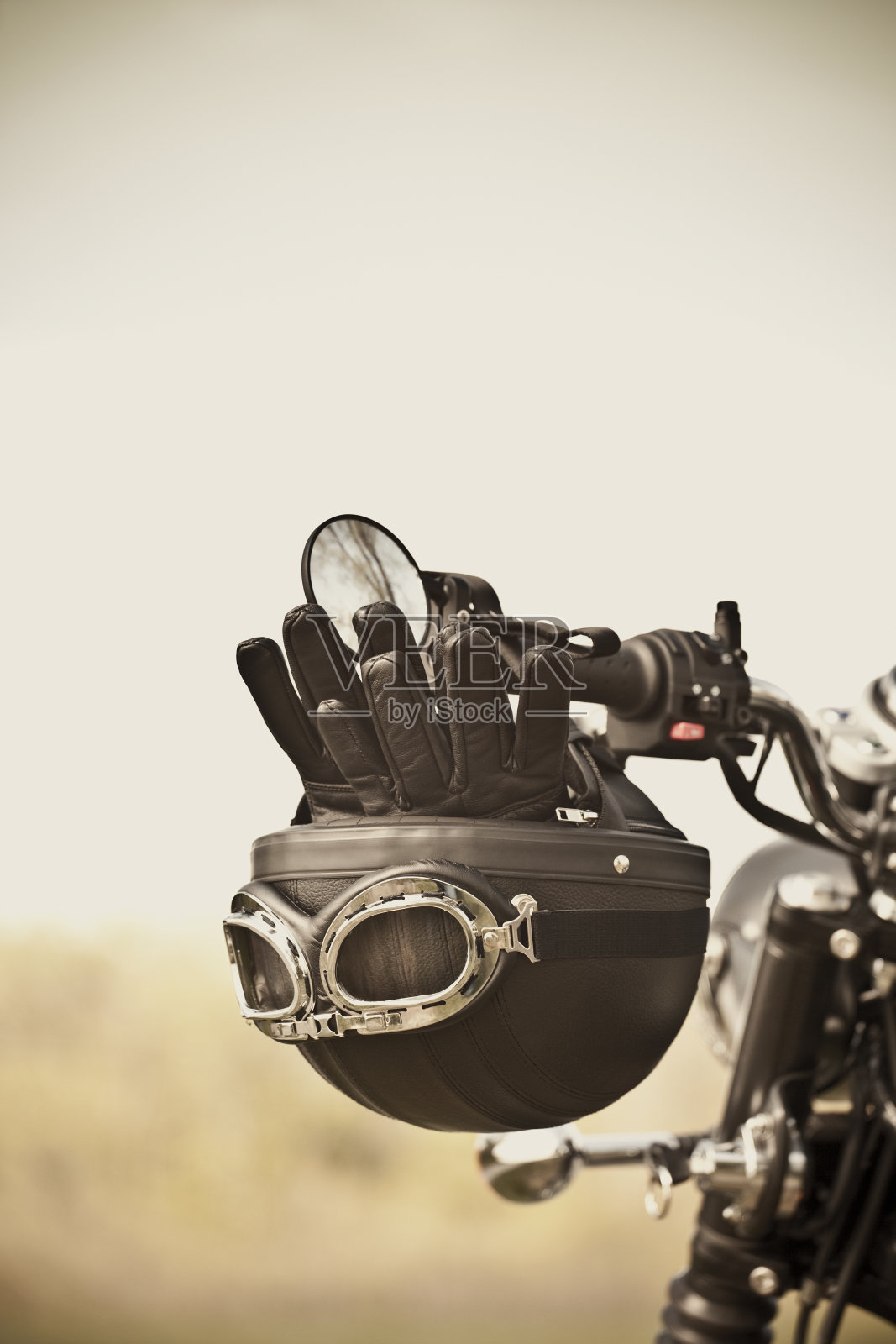 摩托车上的老式头盔和手套照片摄影图片