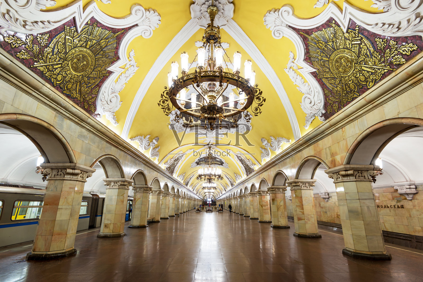 俄罗斯莫斯科共青团地铁站的火车照片摄影图片