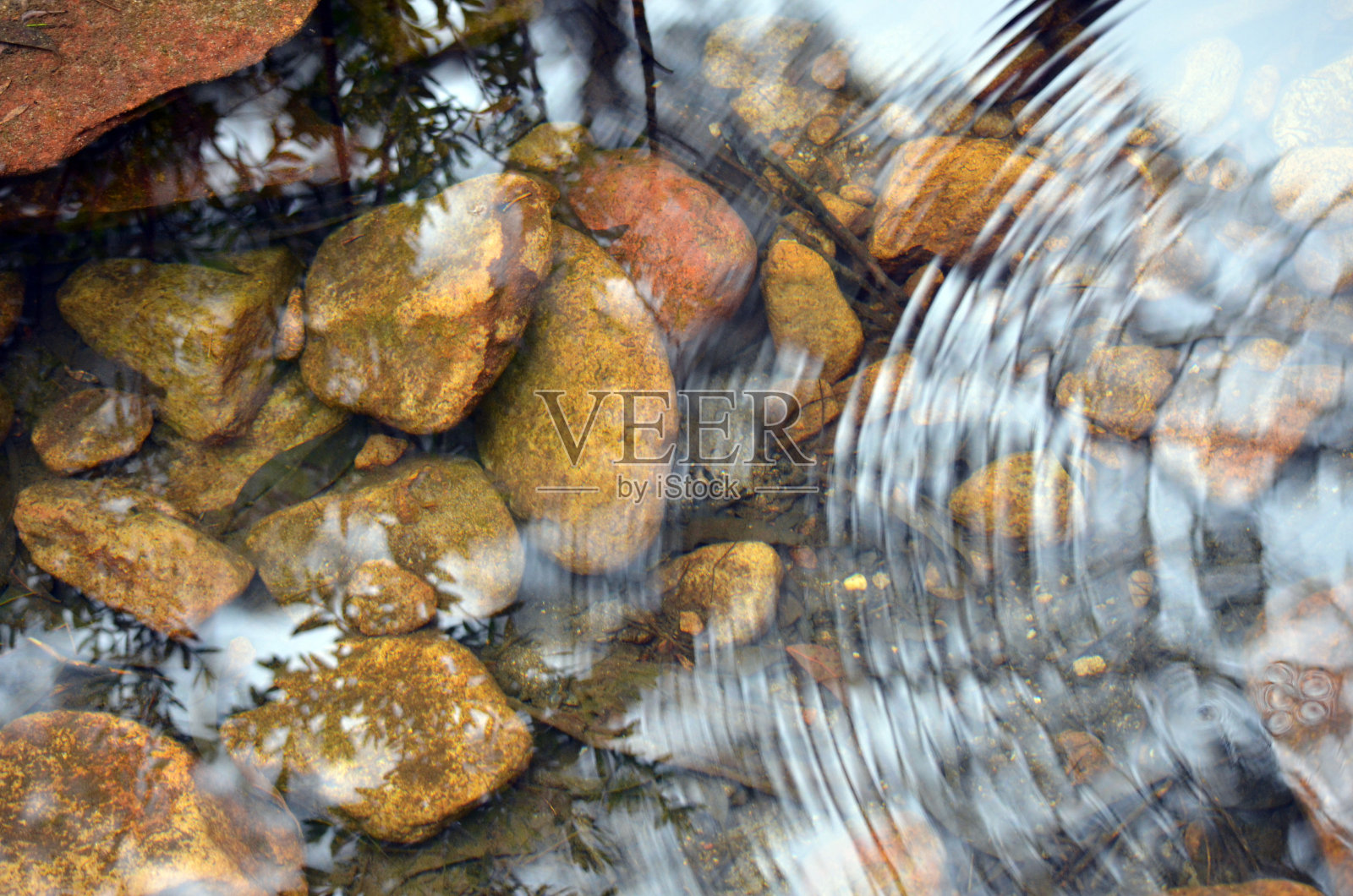 卵石池塘里的涟漪和倒影照片摄影图片