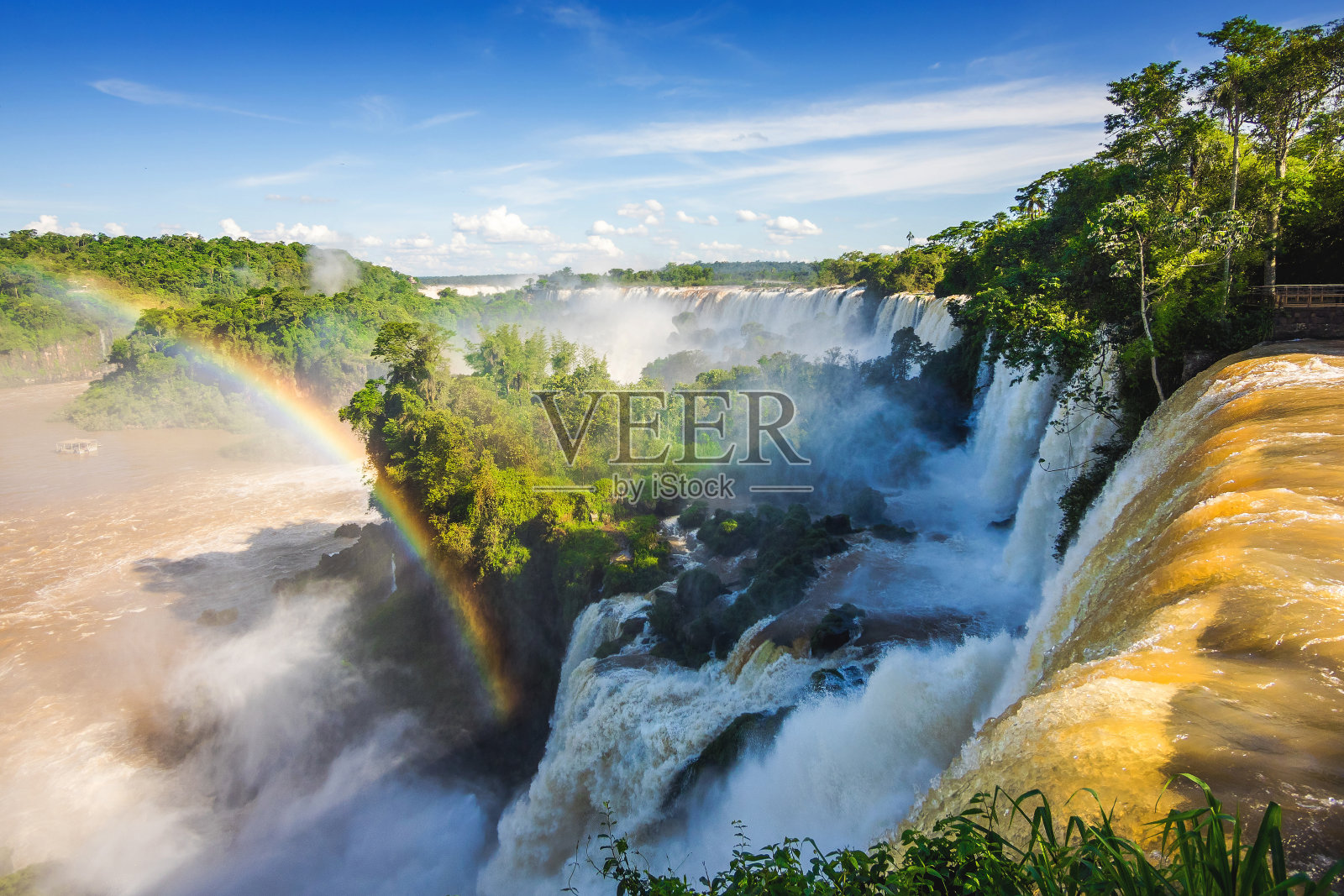 伊瓜苏瀑布，位于阿根廷和巴西交界处照片摄影图片