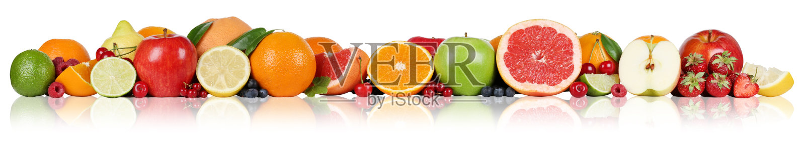 水果边橘子，柠檬，苹果，浆果，草莓排成一排照片摄影图片