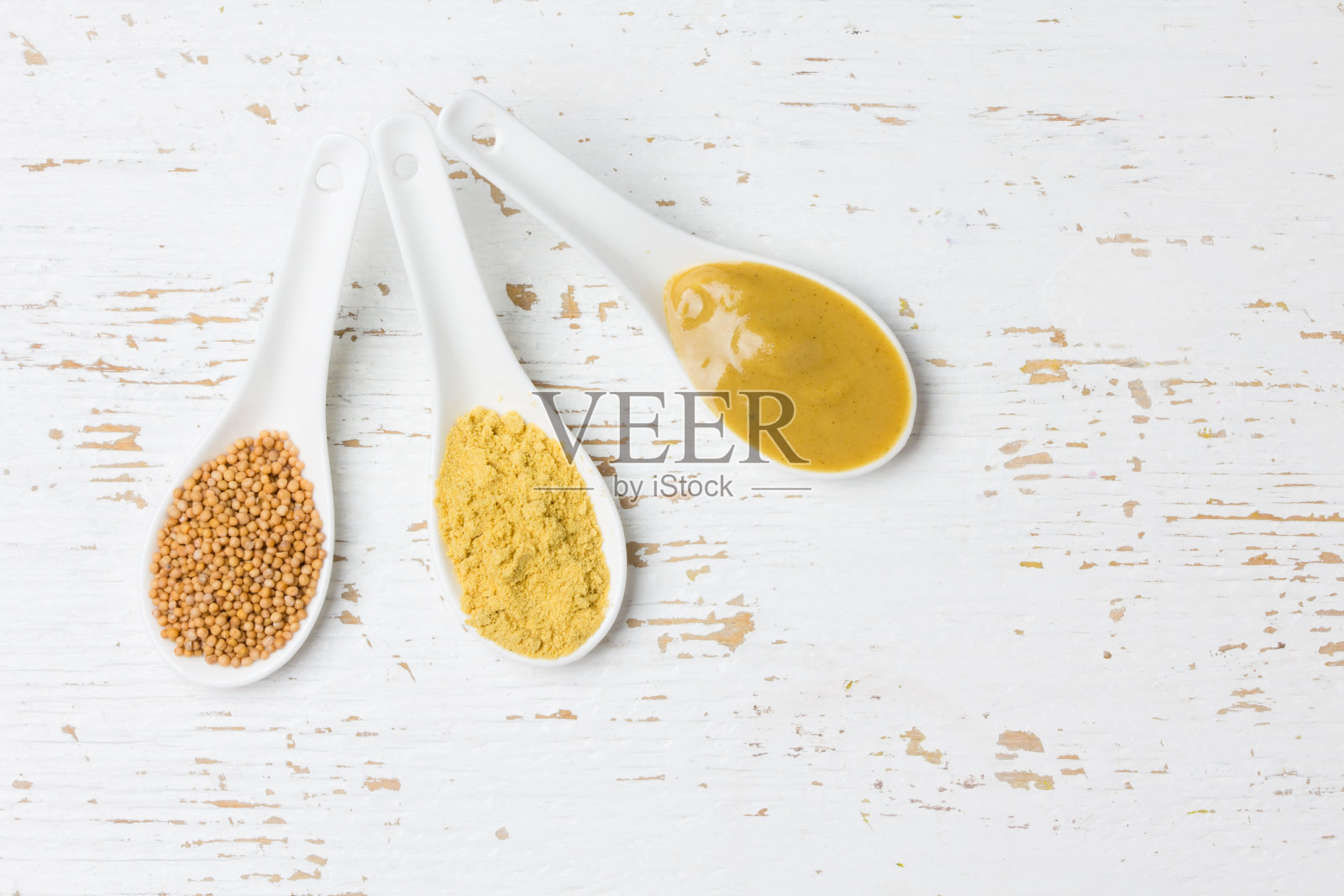 不同类型的芥末:粉末状、种子状、辣味奶油状。俯视图照片摄影图片