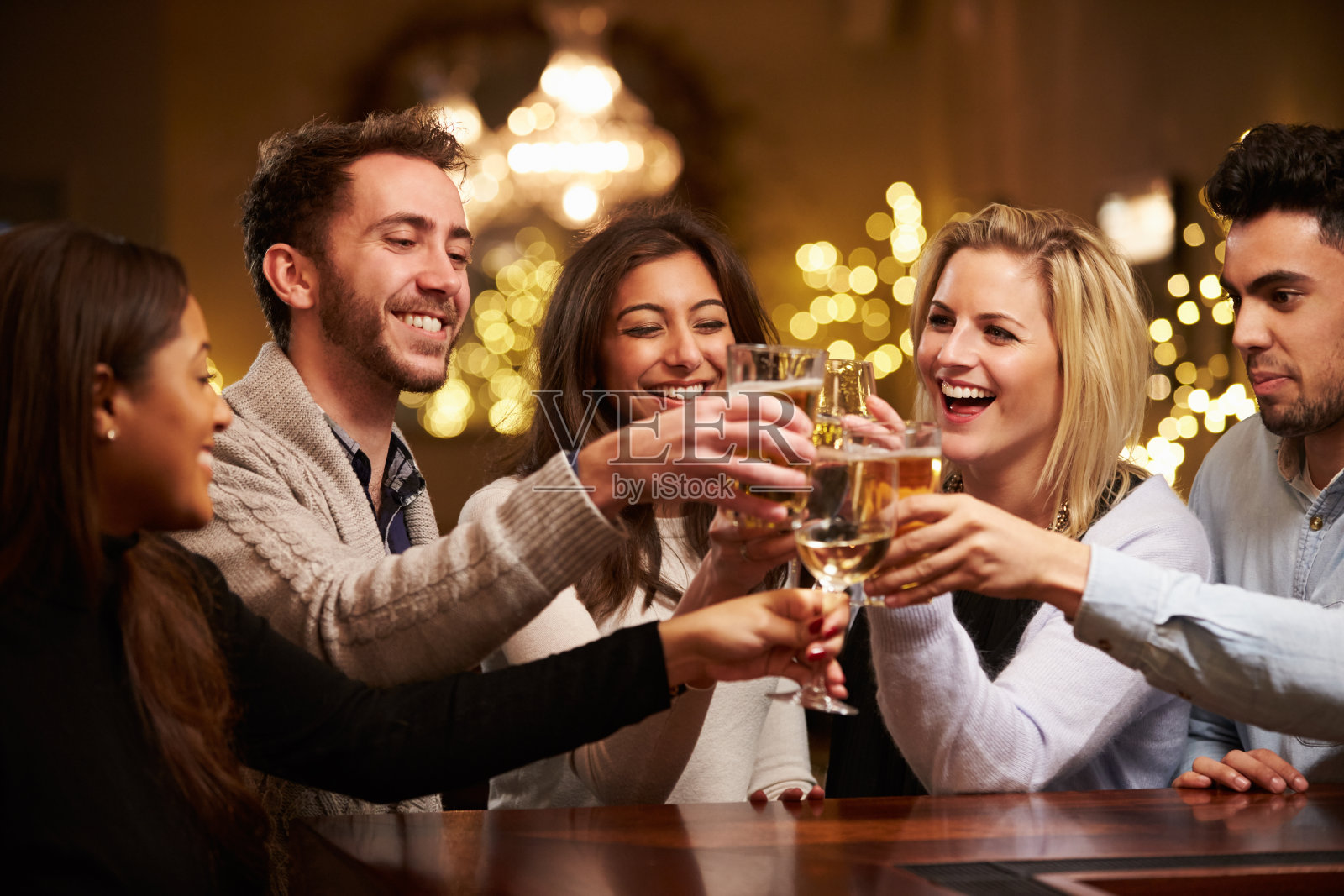 一群朋友在酒吧享受晚上的饮料照片摄影图片
