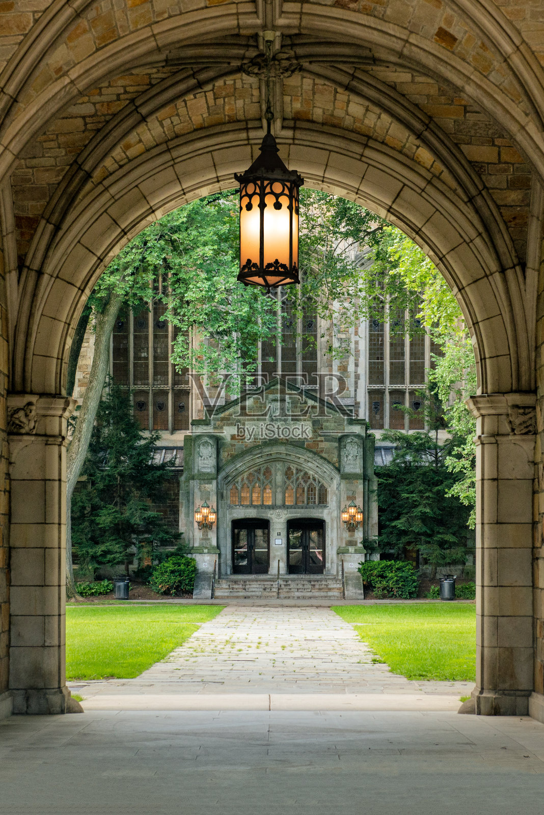 通往密歇根大学法学院校园的拱门照片摄影图片