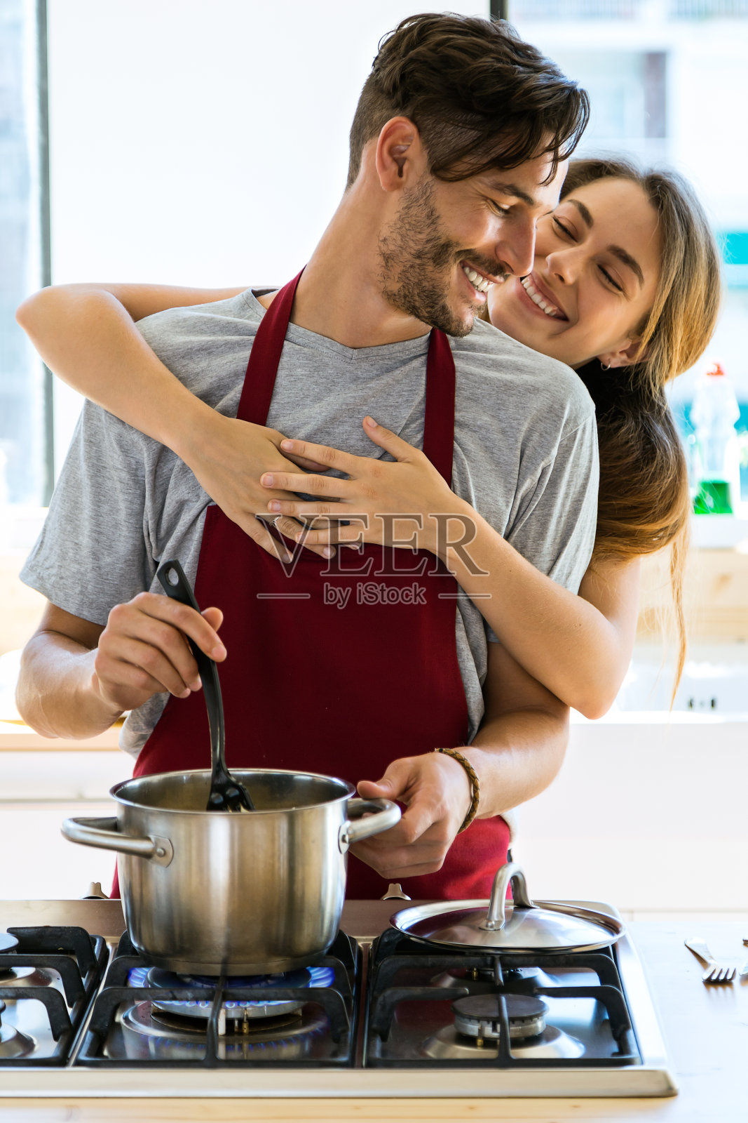 年轻情侣一起做饭高清图片下载-正版图片500441069-摄图网