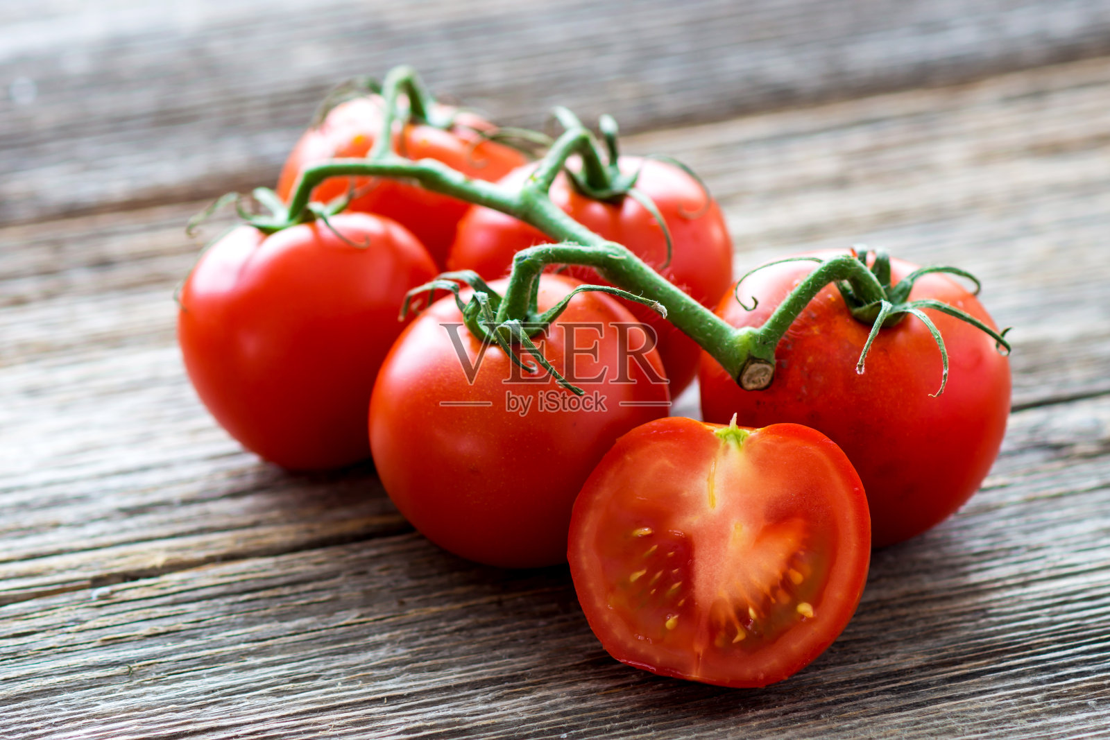 新鲜的西红柿上的木材背景照片摄影图片