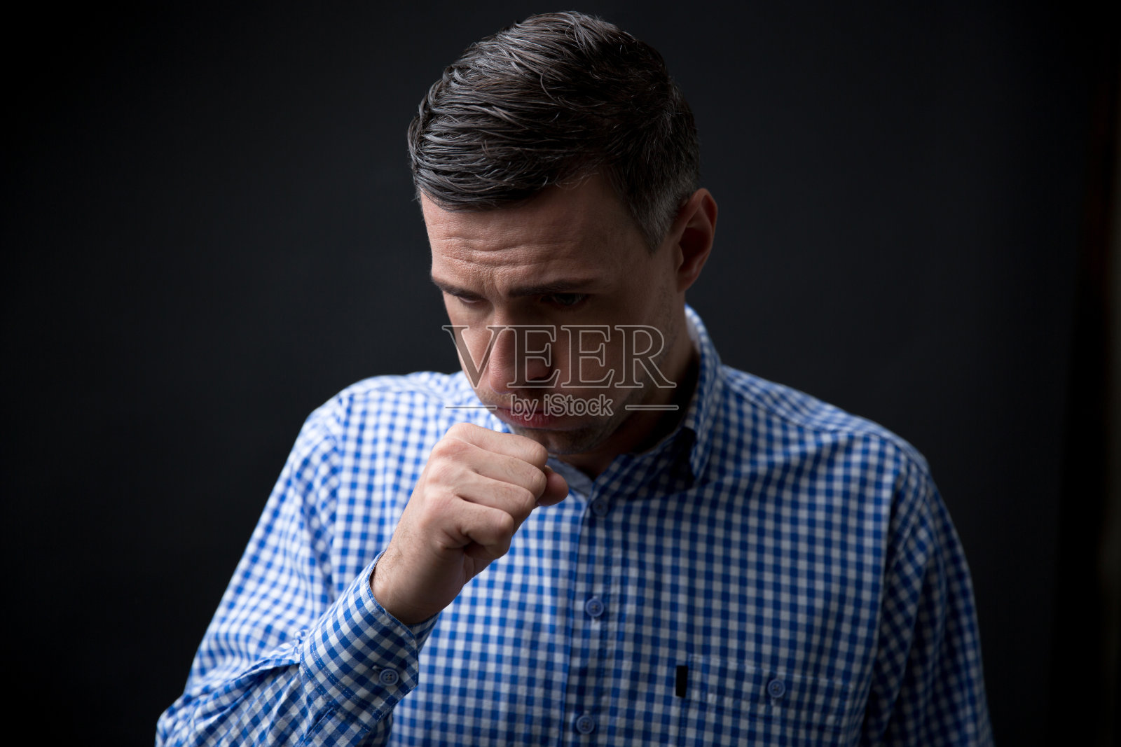 一个男人咳嗽的肖像照片摄影图片