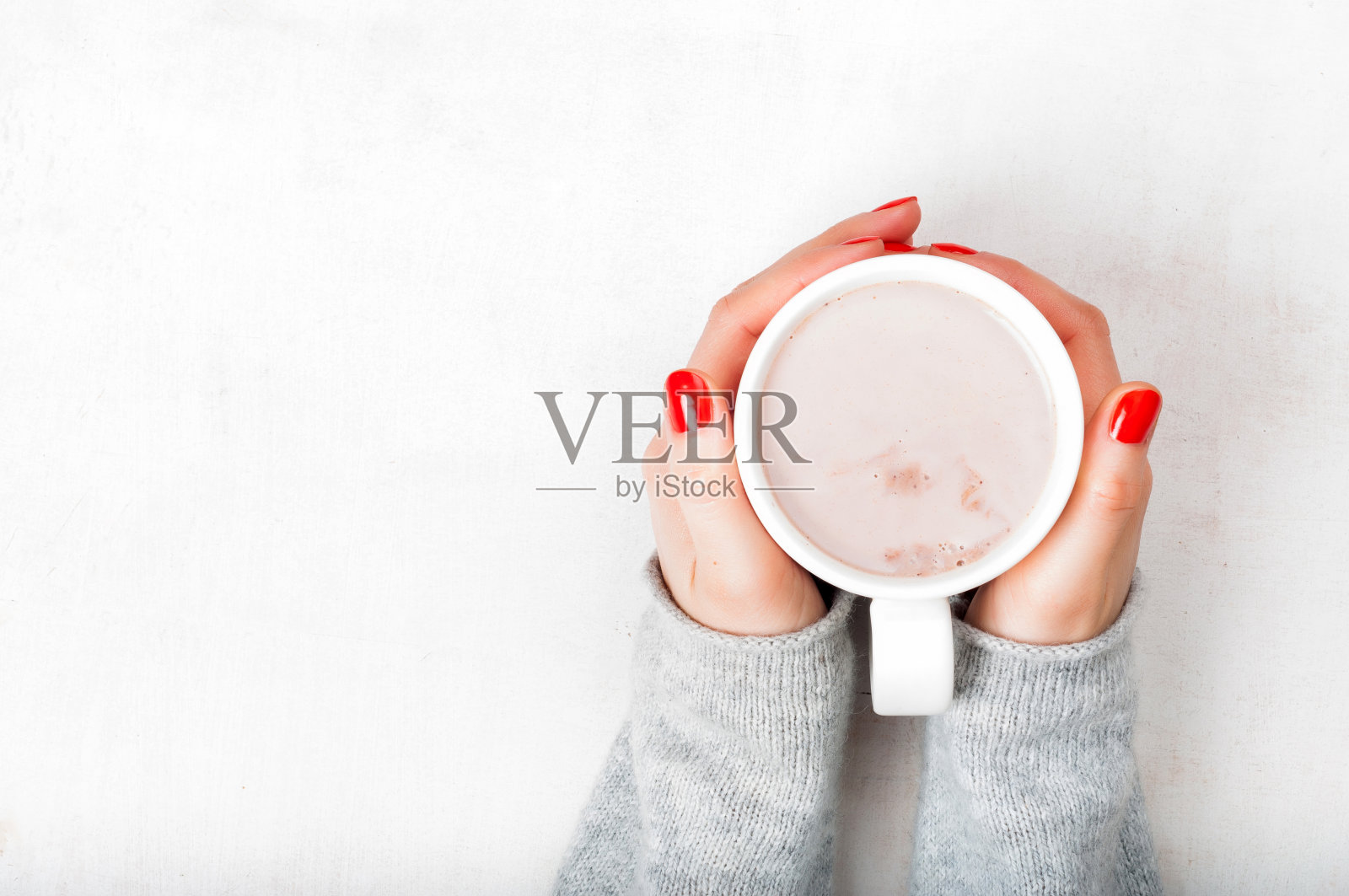 女人与红色指甲持有一杯热可可饮料在白色木制背景照片摄影图片