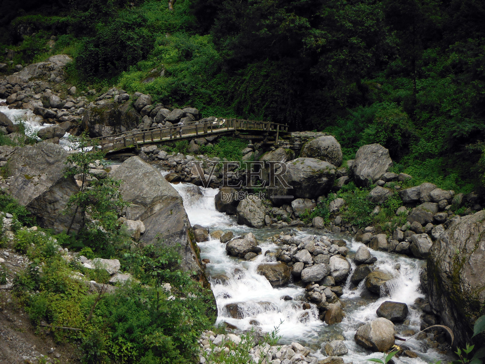 山间河流上的临时木桥照片摄影图片