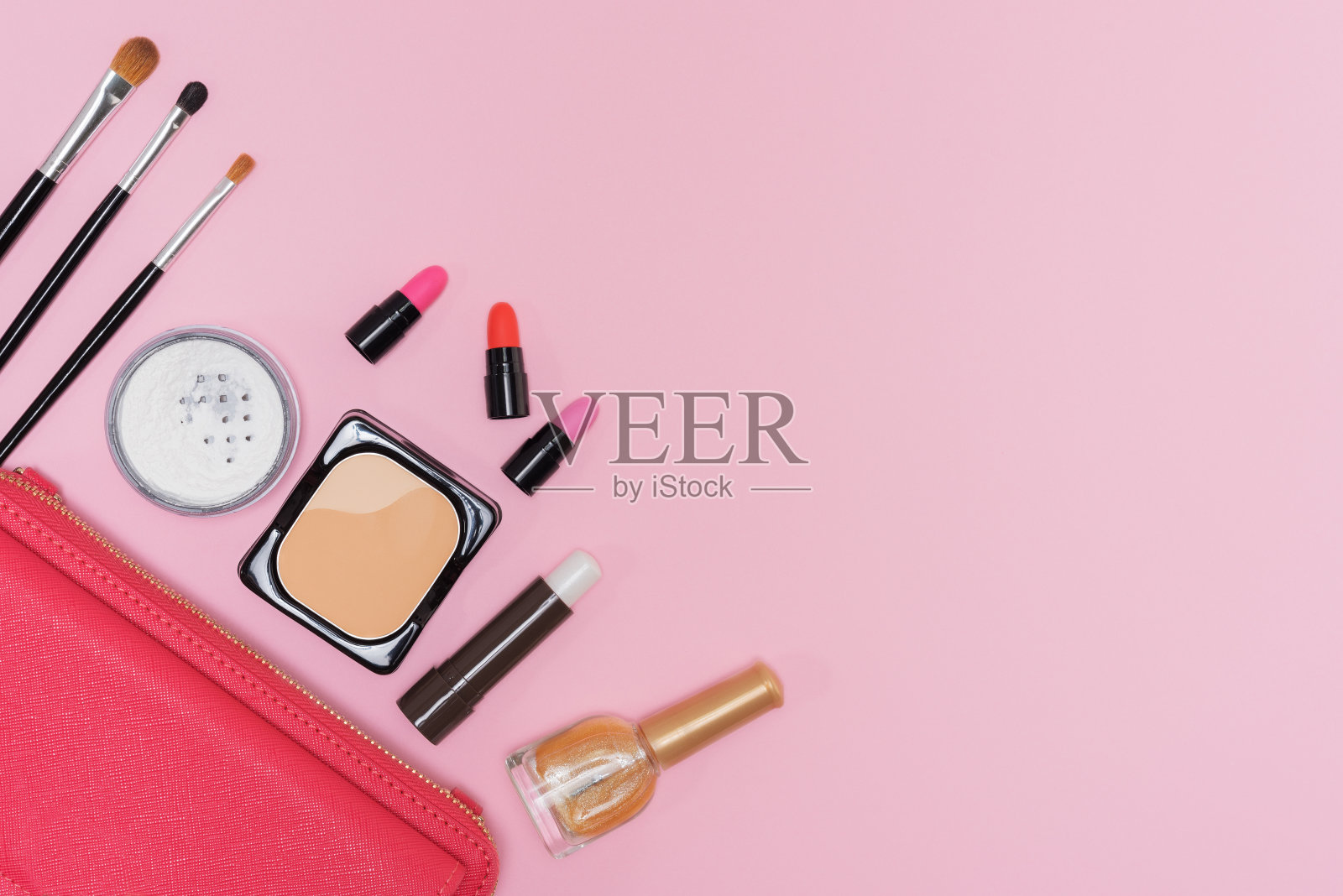 化妆化妆调色板和画笔上的粉色背景平铺照片摄影图片