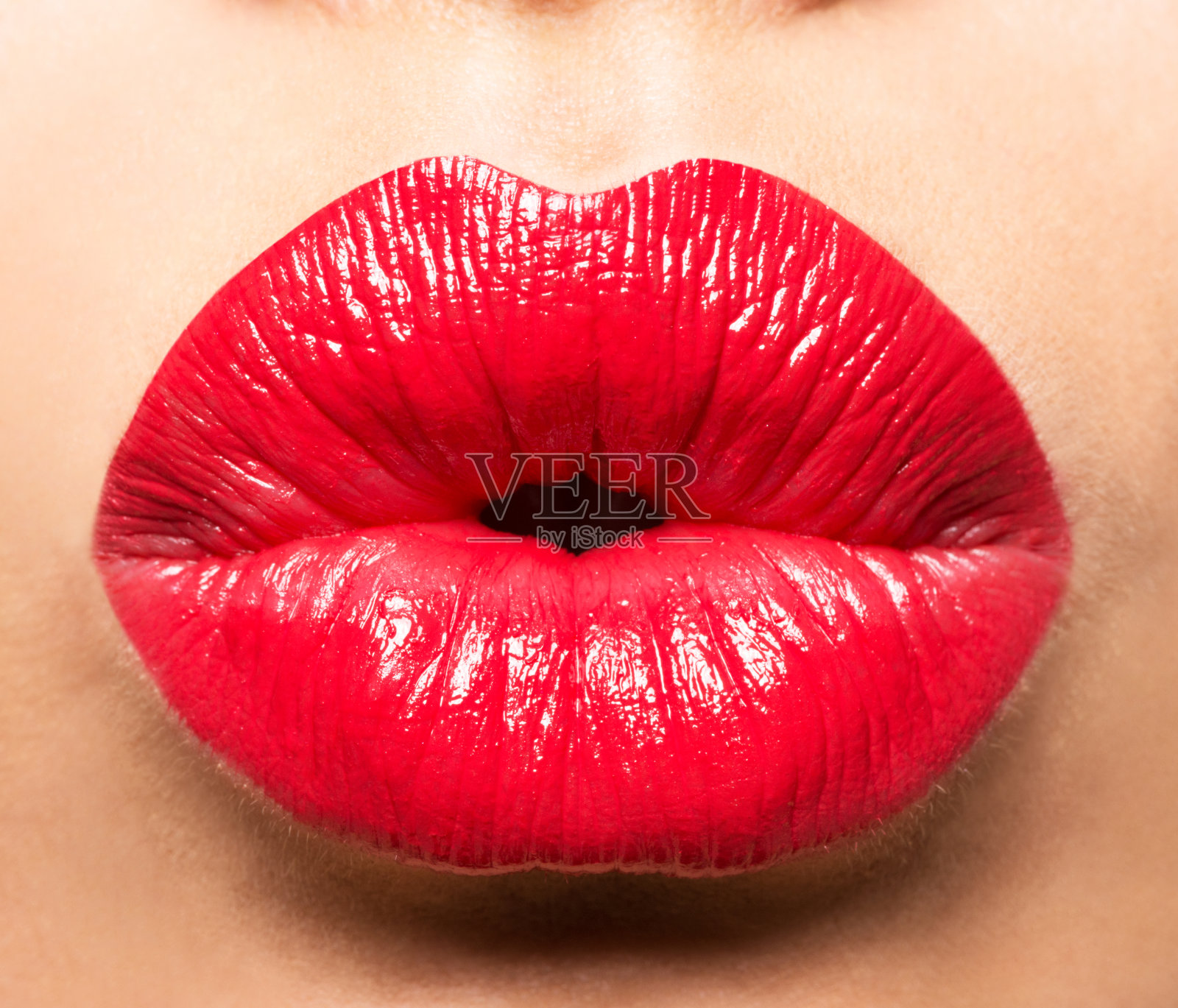 女人的嘴唇用红色的口红和亲吻手势照片摄影图片