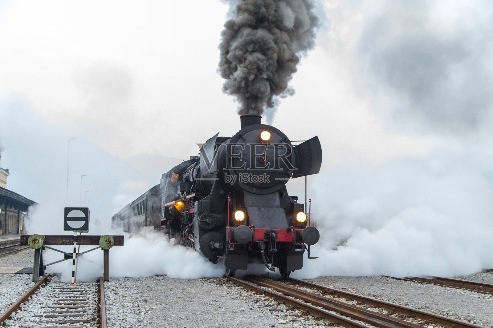 老式的蒸汽火车，很多黑色和灰色的蒸汽照片摄影图片
