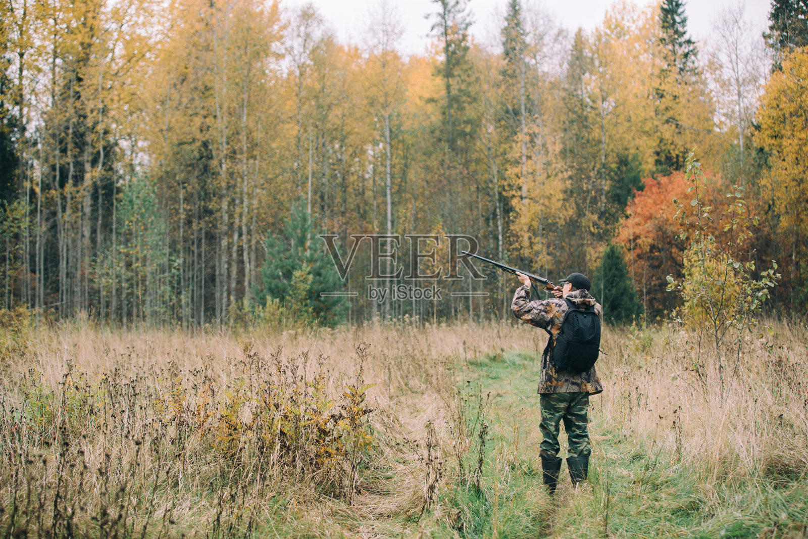 森林里的男性猎人照片摄影图片