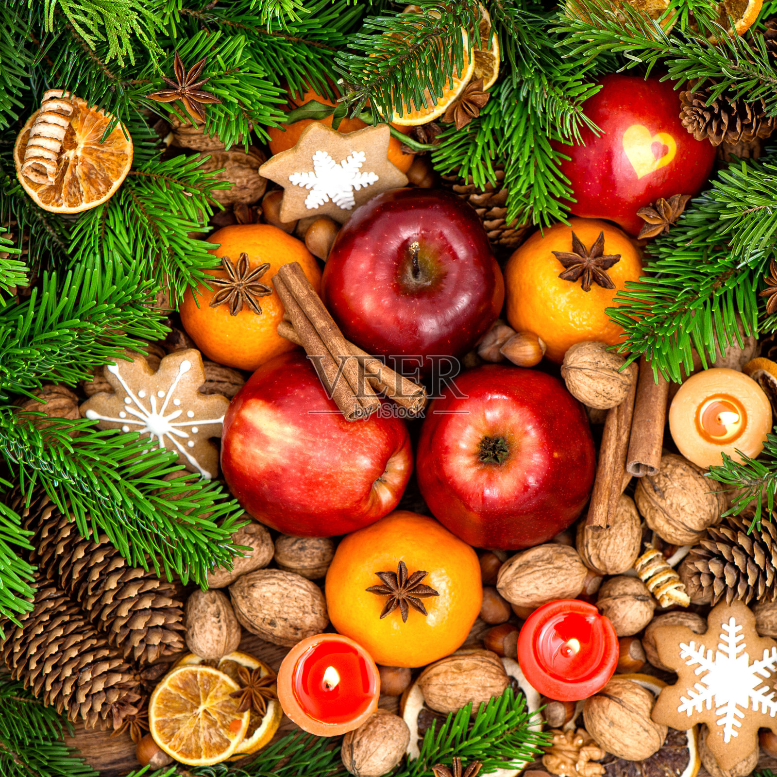 backdround圣诞食物。水果，坚果，香料和饼干照片摄影图片