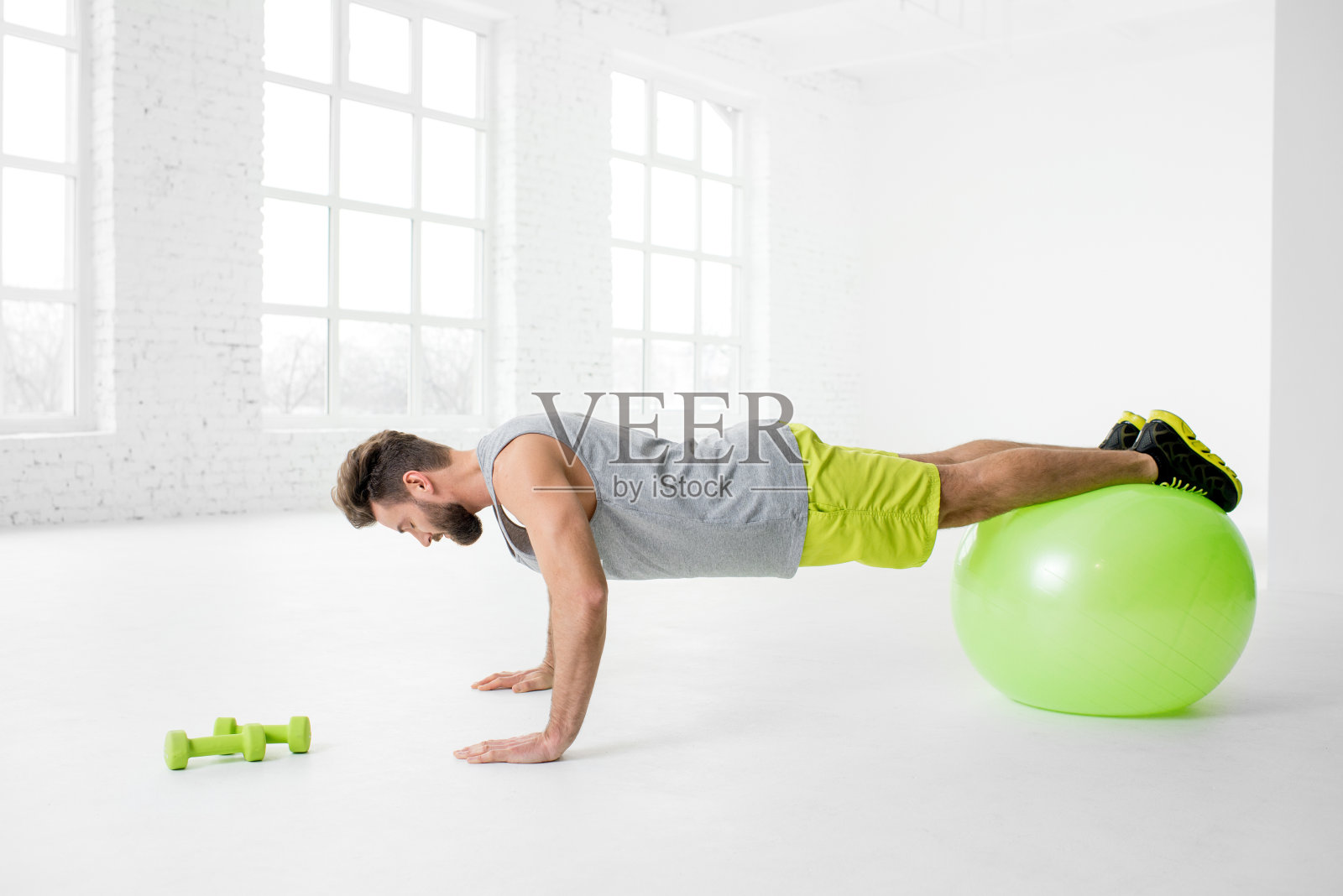 男人用健身球运动照片摄影图片