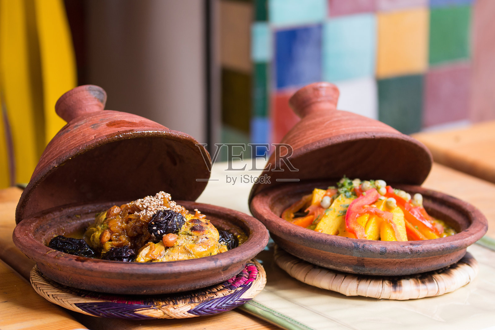 摩洛哥的典型菜肴-肉类和蔬菜在塔津。照片摄影图片