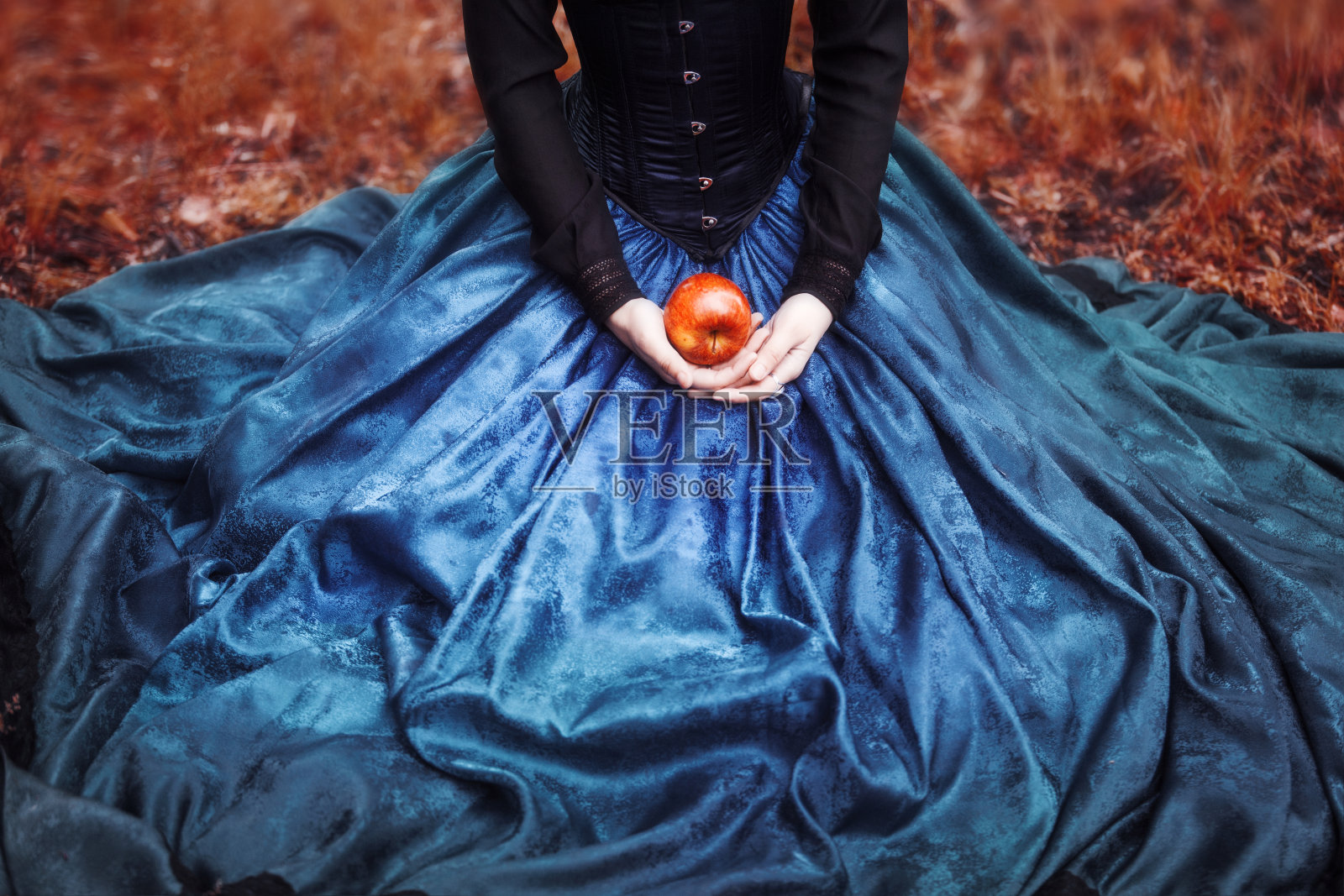 白雪公主和著名的红苹果。女孩拥有照片摄影图片