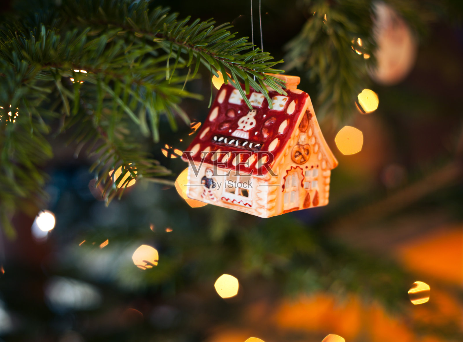 圣诞树上房子形状的小玩意照片摄影图片