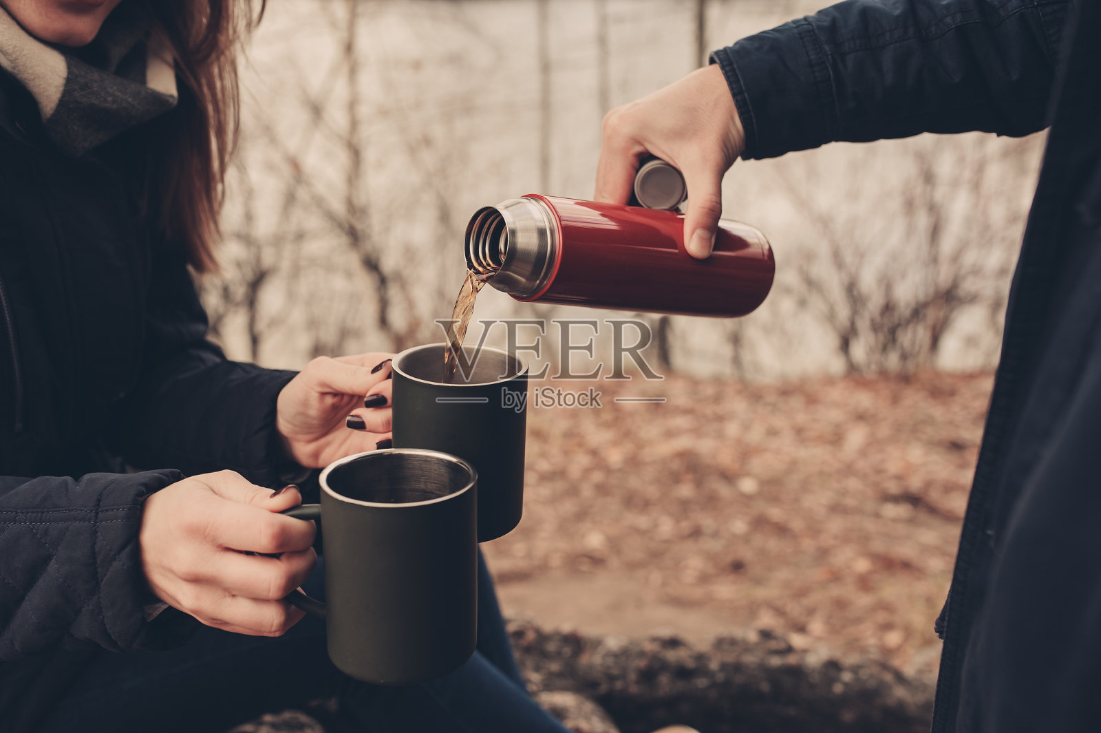幸福的夫妇喝着热茶在舒适温暖的户外散步照片摄影图片